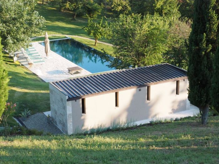 Archisio - Studio Lenzi Associati - Progetto Piscina e spogliatoio in pietra in collina