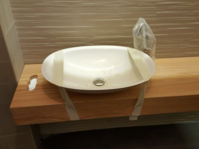 Archisio - Arte Del Legno 86 Snc - Progetto Top bagno in massello di rovere con foro distribuzione kleneex