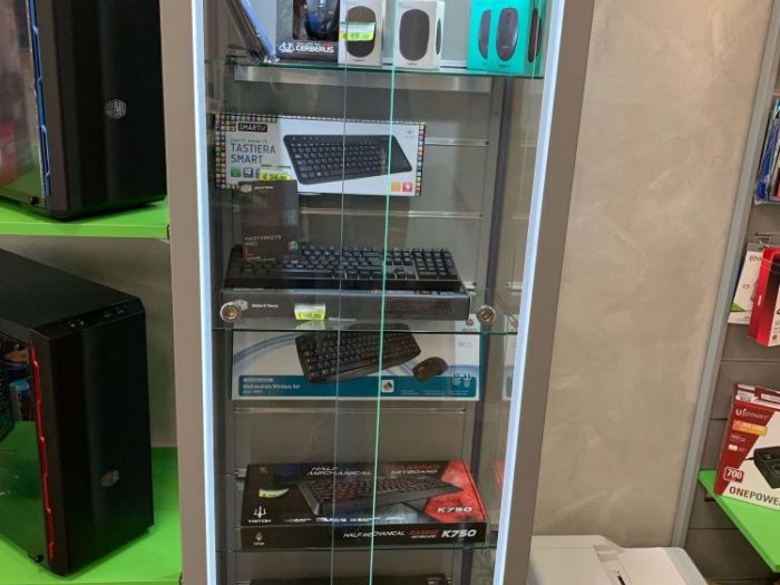 Archisio - Imetallici Di Taverna Andrea Taverna - Progetto Allestimento negozio computer