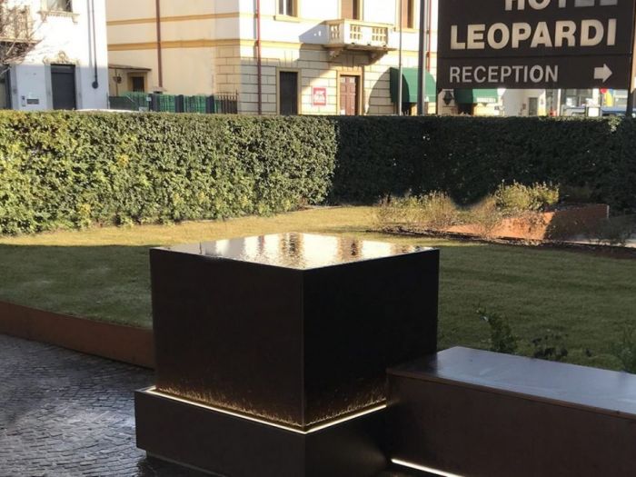Archisio - Forme Dacqua - Progetto Fontana a sfioro hotel leopardi veronaUna fontana dalla forma semplice ma di grande effetto