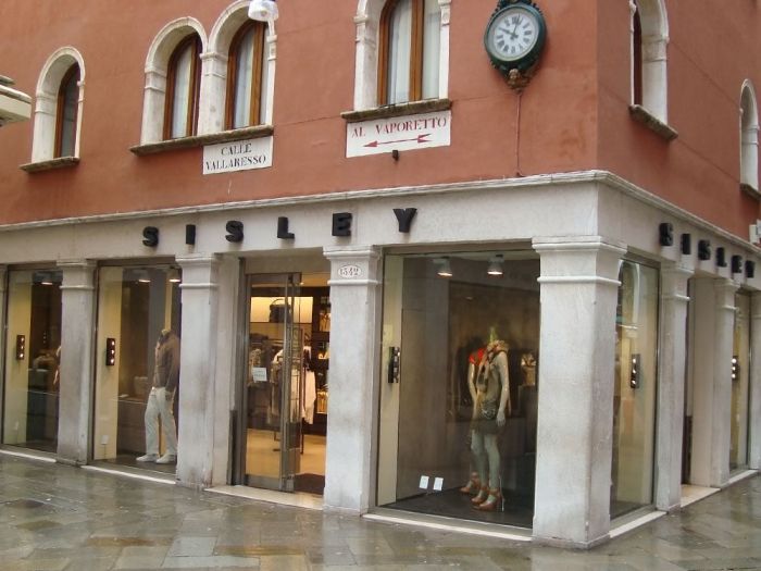 Archisio - Asso spa - Progetto Allestimento ed arredamento di negozi