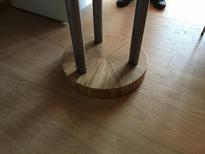 Archisio - Onlywood - Progetto Snack table in rovere con vetro tavolo a goccia realizzato in listellare con tranciato di rovere