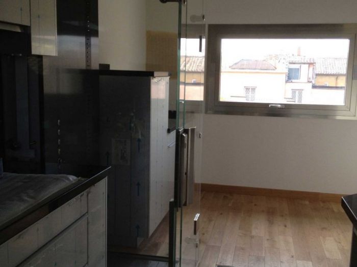 Archisio - Vetraria Loffredi - Progetto Ascensore in cristallo temperato con finestre in acciaio