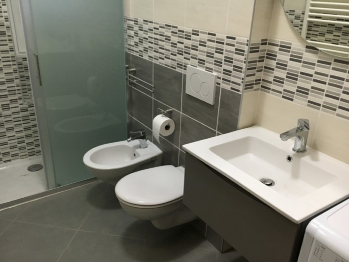 Archisio - Elena Scarpetti - Progetto Bagno contemporaneo in toni di grigio