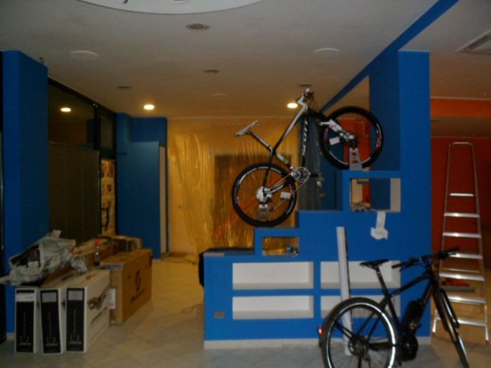 Archisio - Andrea Daguanno - Progetto Nuovo allestimento negozio articoli per ciclismo