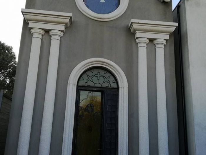 Archisio - Memarm Snc Dei Fratelli Menniti - Progetto Chiesa di un cimitero costruita con lastra di pietra grigio scura e lastra di pietra bianca