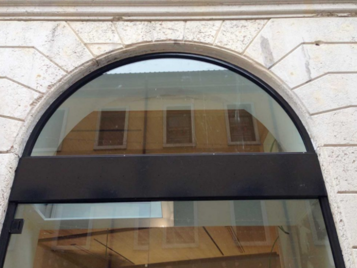 Archisio - Falcometal - Progetto Vetrine commerciali e strutture