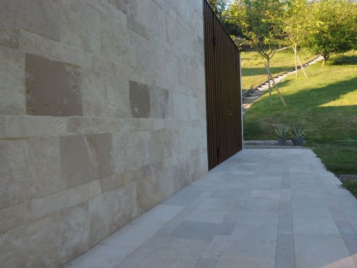 Archisio - Studio Lenzi Associati - Progetto Piscina e spogliatoio in pietra in collina