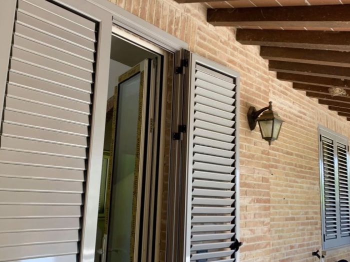 Archisio - Persiane Persiane - Progetto Agriturismo a gambassi terme fi - posa infissi e persiane in alluminio su misura - ristrutturazione facciata in mattoni