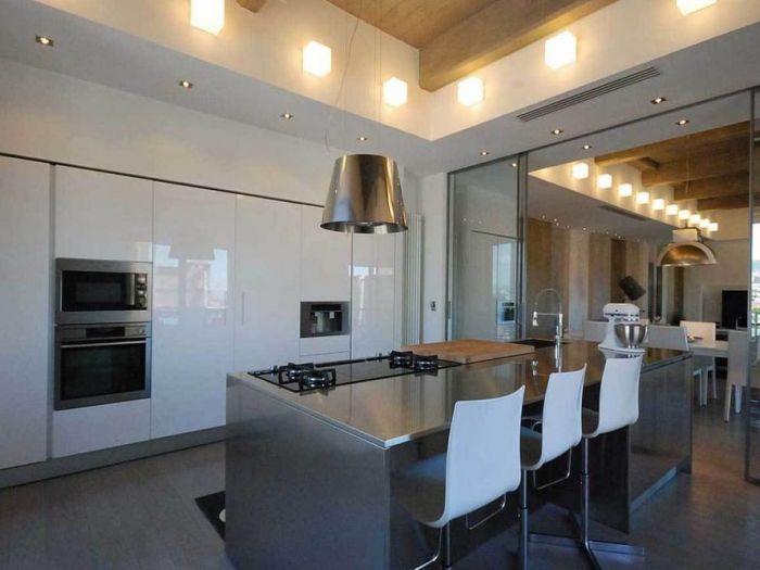 Archisio - Roberto Silvestri - Progetto Luce materiali spazio e una grande cucina