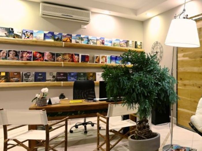 Archisio - Studio Ferretti - Progetto Progetto di ristrutturazione negozio per allestimento di agenzia viaggi