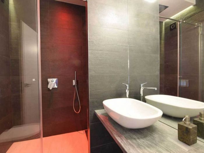 Archisio - Roberto Silvestri - Progetto Pareti in cemento luci a led e colori decisi