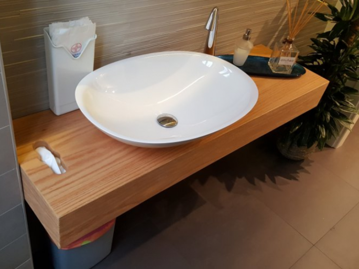 Archisio - Arte Del Legno 86 Snc - Progetto Top bagno in massello di rovere con foro distribuzione kleneex