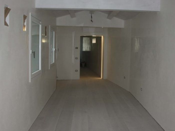 Archisio - Sofim Srl Soluzioni E Finiture Immobiliari - Progetto Sofim Srl fornisce e posa tutti i tipi di pavimenti in legno dal massello nelle varie essenze da levigare e trattare in opera ai vari tipi di prefinito