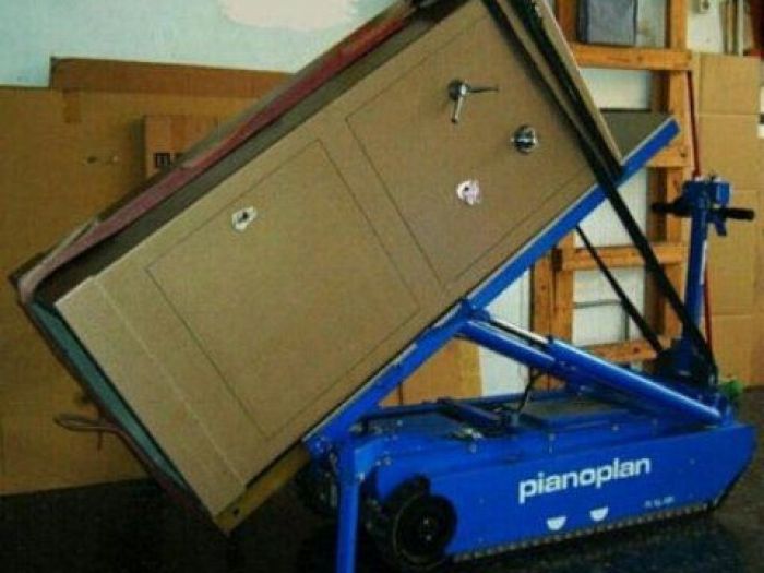 Archisio - Poggi Marco Traslochi E Trasporti - Progetto Robot cingolato per trasporti pesanti su scale