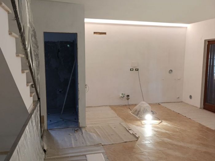 Archisio - Mani Srl Ristrutturazini - Progetto Ristrutturazione salone con parete attrezzata roma Zona axa casalpalocco