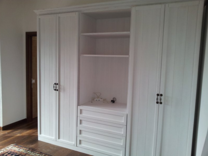 Archisio - Arte Del Legno 86 Snc - Progetto Armadio in frassino laccato bianco a poro aperto completo di letto e angoliera