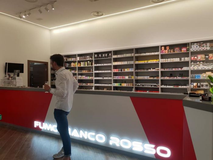 Archisio - Roncone Design Studio - Progetto Fumo bianco rosso - vape lounge