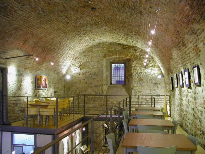 Archisio - Architectural Make Up - Progetto Restauro ed arredamento di un bastione medioevale del 1100Cantina wine bar - piazza del sale- mura medicee di grosseto