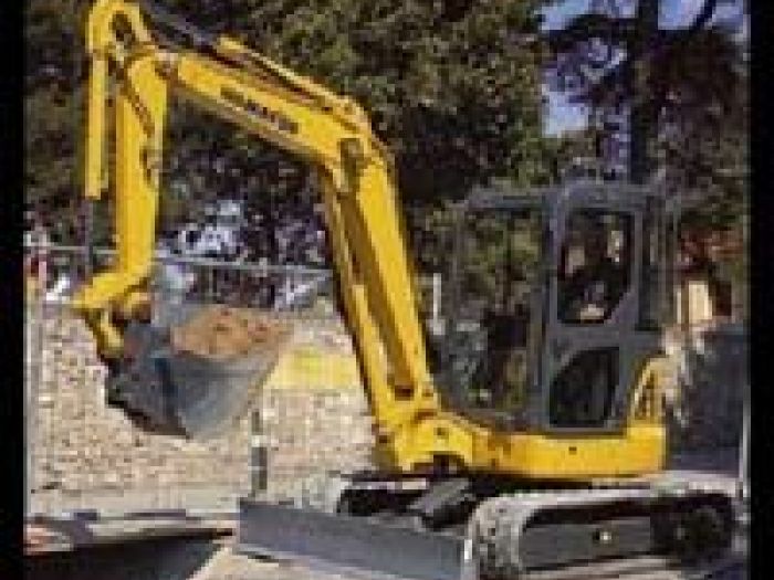 Archisio - Luccasfalti - Di Meconi Alessio - Progetto Realizzazione di strade asfaltate con asfaltature di ogni genere pietrisco e griglie per il deflusso delle acque della posa in opera di tubazioni realizzazione piscine e giardini