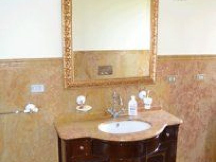 Archisio - Guglielmi Marmi Snc - Progetto Travertino giallo iraniano - decoro bagno lavabo in rosa portogallo rivestimento bagno in giallo reale piatto doccia pavimento bagno