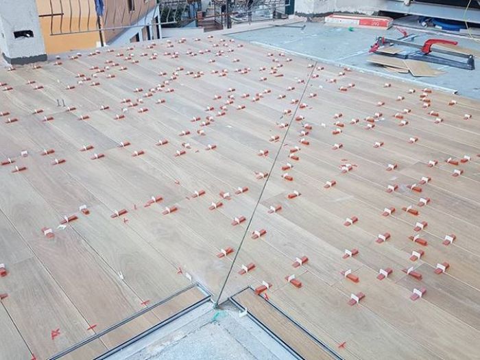 Archisio - Malagrida Group Srl Canalina Infinity - Progetto Spiaggia piscina sorrento con posa in angolo