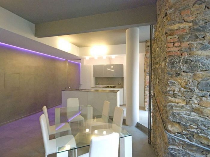 Archisio - Roberto Silvestri - Progetto Pietra acciaio e led una casa dai contrasti vivi