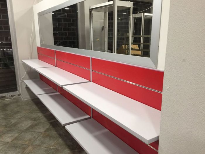 Archisio - Imetallici Di Taverna Andrea Taverna - Progetto Allestimento banchi e pannelli dogati locale commerciale