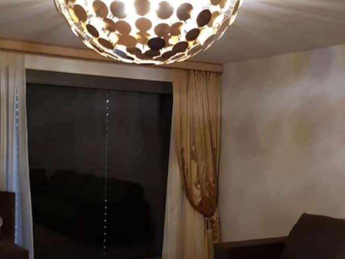 Archisio - Illuminazione Chary - Progetto Abitazione privata - lugano - arch Rocco bellanova - sospensione diam120cm in metallo con dischi dorati internamente e satinati allesterno