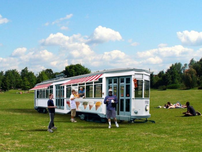Archisio - Luxurysign - Progetto Tram tram serie di tram progettati per la realizzazione di negozi mobili versione a carrelli e bardiscoteche versione jumbo Atm milano