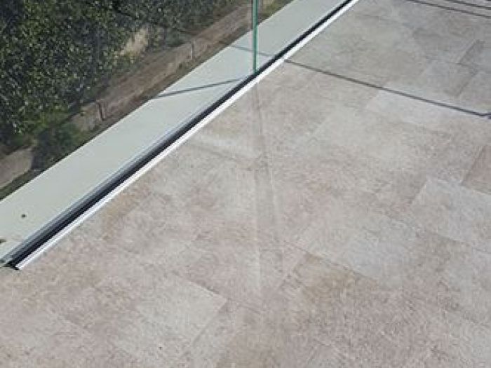 Archisio - Malagrida Group Srl Canalina Infinity - Progetto Parapetto trasparente