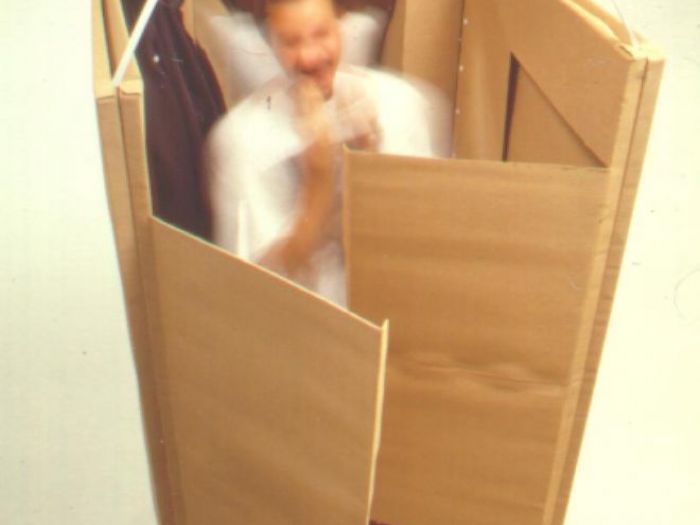 Archisio - Luxurysign - Progetto Ca merlino un camerino ecosostenibile in carta microonda Si pu piegare e riporre in uno spazio contenuto per poi assemblarlo in caso di necessit durante eventi moda temporanei