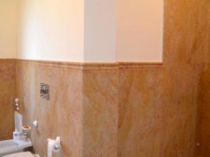 Archisio - Guglielmi Marmi Snc - Progetto Travertino giallo iraniano - decoro bagno lavabo in rosa portogallo rivestimento bagno in giallo reale piatto doccia pavimento bagno