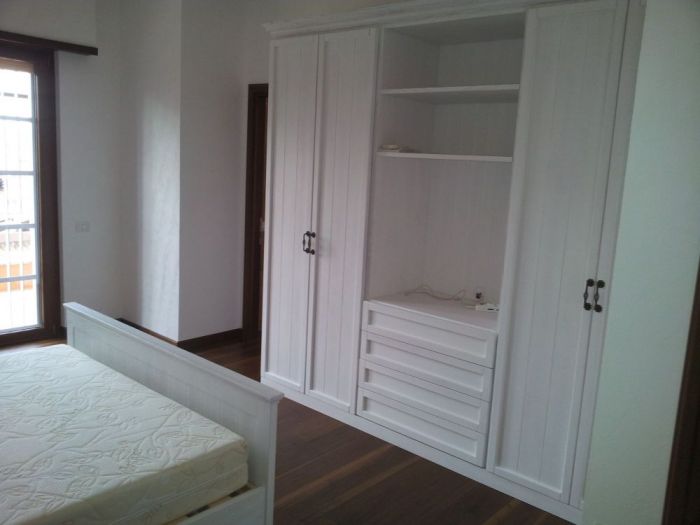 Archisio - Arte Del Legno 86 Snc - Progetto Armadio in frassino laccato bianco a poro aperto completo di letto e angoliera