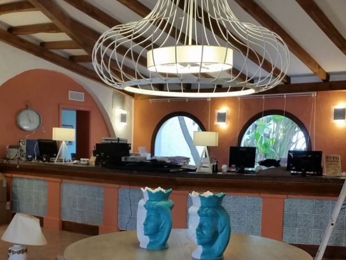 Archisio - Illuminazione Chary - Progetto Clicca per ingrandireIgv club santagiusta - castiades ca - arch Daniela sammartano Sospensione diam 120 cm h 90 cm in metallo laccato con diffusore interno