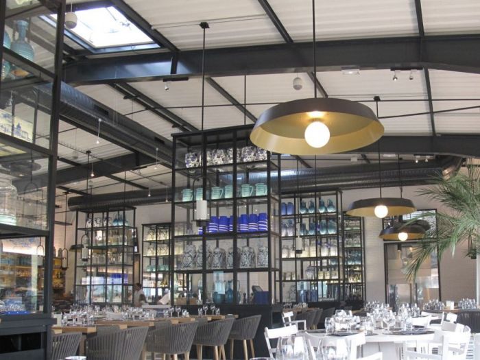 Archisio - Illuminazione Chary - Progetto Restaurant lazur - reims - studio mhna Sospensioni in metallo 180 cm con sfera in vetro soffiato