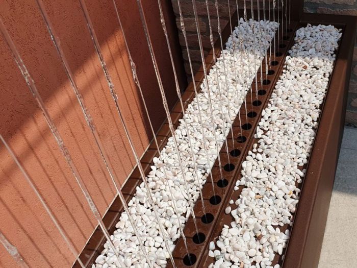 Archisio - Forme Dacqua - Progetto Fili di mylarUna fontana semplice dal sapore minimalista