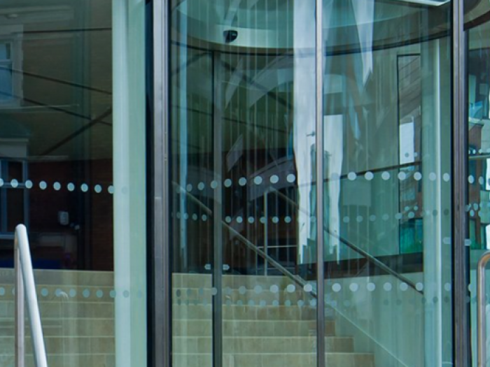 Archisio - Vetreria Dimensione Vetro - Progetto Parapetti e scale pensiline in vetro porte calpestabili e vetri decorati