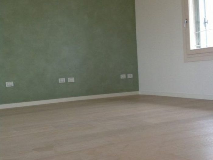 Archisio - Sofim Srl Soluzioni E Finiture Immobiliari - Progetto Sofim Srl fornisce e posa tutti i tipi di pavimenti in legno dal massello nelle varie essenze da levigare e trattare in opera ai vari tipi di prefinito