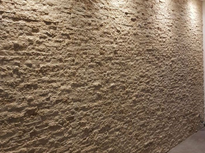 Archisio - Trani Gold Stone - Progetto Parete interna con listelli rifilati in travertino