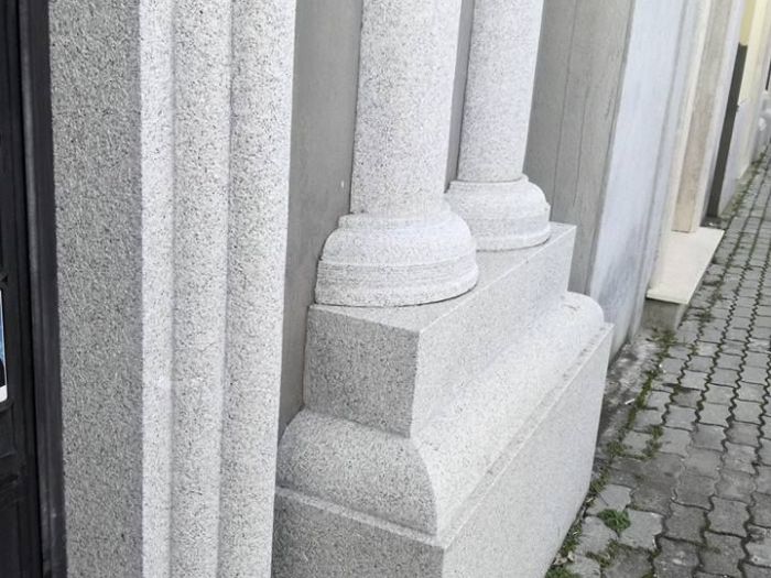 Archisio - Memarm Snc Dei Fratelli Menniti - Progetto Chiesa di un cimitero costruita con lastra di pietra grigio scura e lastra di pietra bianca