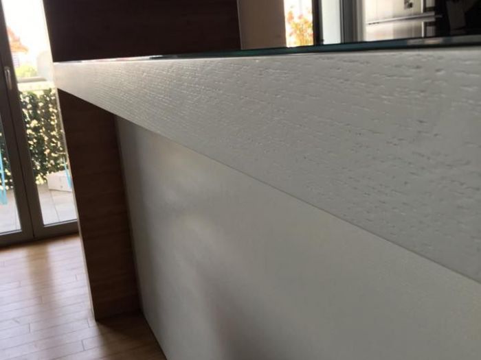 Archisio - Onlywood - Progetto Snack table in rovere con vetro tavolo a goccia realizzato in listellare con tranciato di rovere