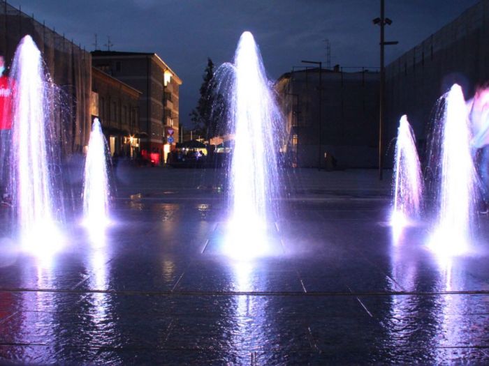 Archisio - Forme Dacqua - Progetto Fontana a pavimento - nuova piazza gina borellini concordia sulla secchia mo