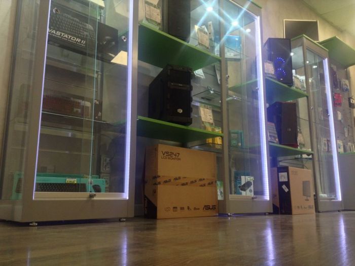 Archisio - Imetallici Di Taverna Andrea Taverna - Progetto Allestimento negozio computer