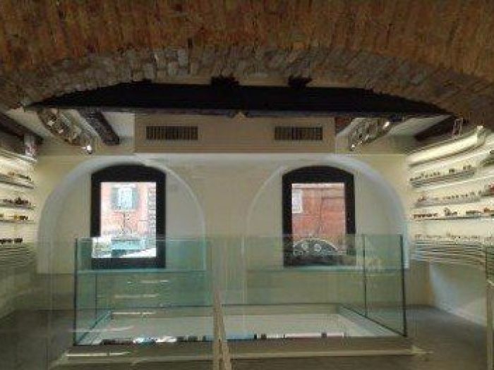 Archisio - Falegnameria Montagnese - Progetto Arredo per negozi