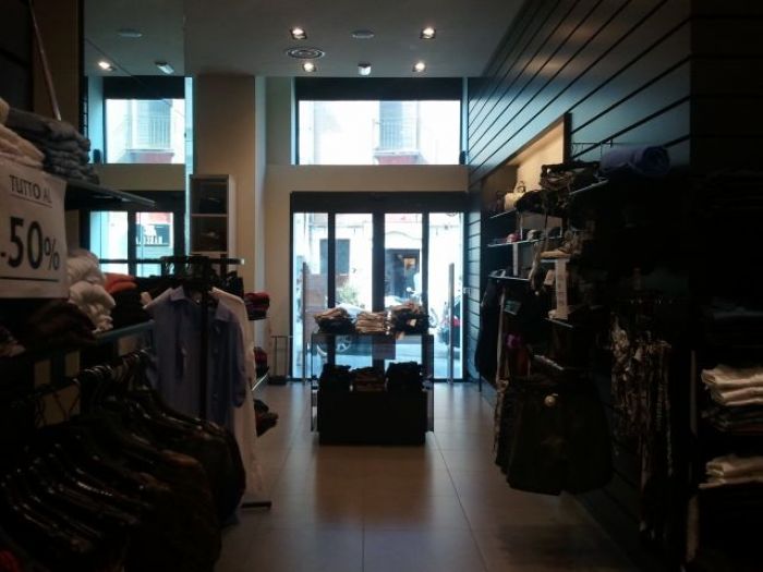 Archisio - Errico Gaglianese - Progetto Realizzazione punti vendita benetton e sisley di catanzaro