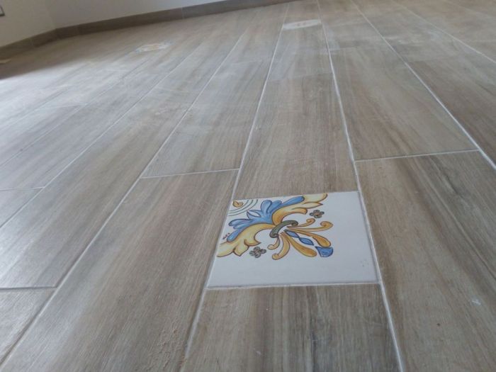 Archisio - Keramosfea Sas Di Alessandra La Spisa - Progetto Pavimentazione in gres porcellanato con inserti in maiolica