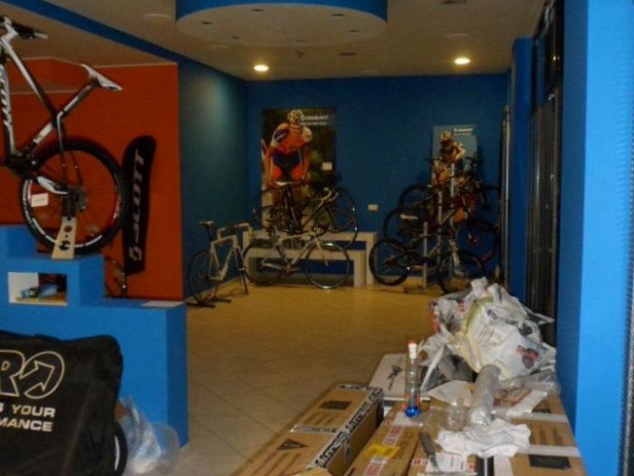 Archisio - Andrea Daguanno - Progetto Nuovo allestimento negozio articoli per ciclismo