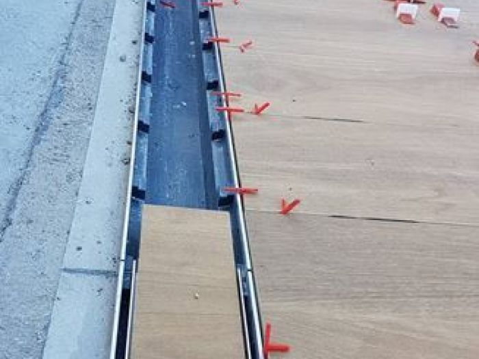 Archisio - Malagrida Group Srl Canalina Infinity - Progetto Spiaggia piscina sorrento con posa in angolo