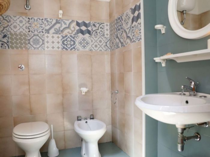 Archisio - Marianna Leinardi - Progetto Soft restyling di un bagno anni 80 di casa vacanze